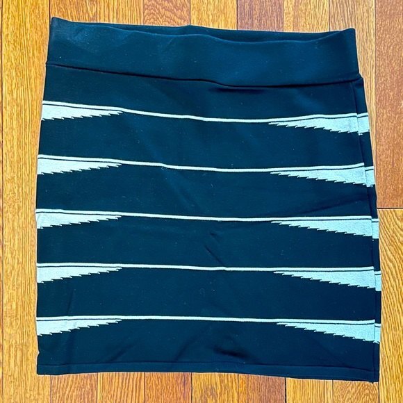 Forever 21 Black & Cream Aztec Stripe Thick Stretch Knit Skirt Large - Picture 1 of 4